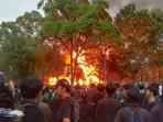 FOTO-Massa-berpakaian-hitam-lempar-molotov-ke-Gedung-DPRD-Jabar.jpg