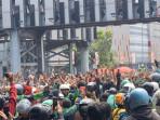 MAKO-BRIMOB-KWITANG-Sejumlah-anggota-TNI-terlihat-berusaha-menenangkan-massa.jpg