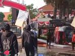 Massa-aksi-di-Jambi-dan-Surabaya-memanas-spanduk-dan-batu-beterbangan.jpg