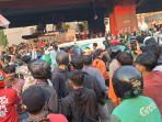 Seorang-pria-diduga-menjadi-pelaku-pencopetan-di-tengah-unjuk-rasa-di-depan-Mako-Brimob.jpg