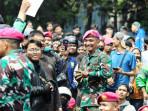 TNI-bersama-warga-yang-demo.jpg