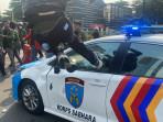 mobil-polisi-dirusak-mahasiswa.jpg