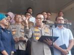 ombes-Ade-Ary-Syam-Indradi-saat-memberikanv.jpg