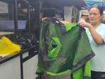 keluarga-Affan-Kurniawan-21-menunjukkan-jaket-ojol-di-rumah-duka-Jumat-2982025.jpg