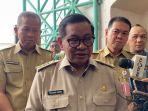 Caption-Gubernur-DKI-Jakarta-Pramono-Anung-saat-ditemui-di-Stadion-Cendrawasi.jpg