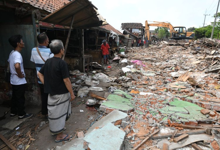 Pembongkaran Pasar Pacar Keling Surabaya